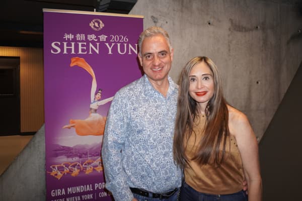 La tarde del 24 de abril de 2026, Mario Canales, director financiero de una empresa financiera, y su esposa, la Sra. Nancy De la Fuente, asistieron a la función inaugural de la Compañía Global de Shen Yun en el Teatro GNP Seguros de Monterrey. (Yu Lili/The Epoch Times)
