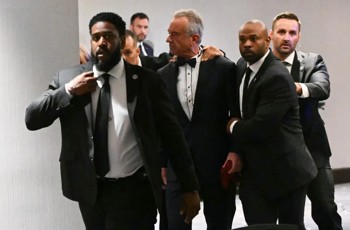 <em>El secretario de Salud y Servicios Humanos de Estados Unidos, Robert F. Kennedy Jr., fue evacuado rápidamente por agentes del Servicio Secreto tras escucharse fuertes explosiones durante la cena de corresponsales de la Casa Blanca en el hotel Washington Hilton de Washington el 25 de abril de 2026. (Mandel Ngan/AFP vía Getty Images)</em>