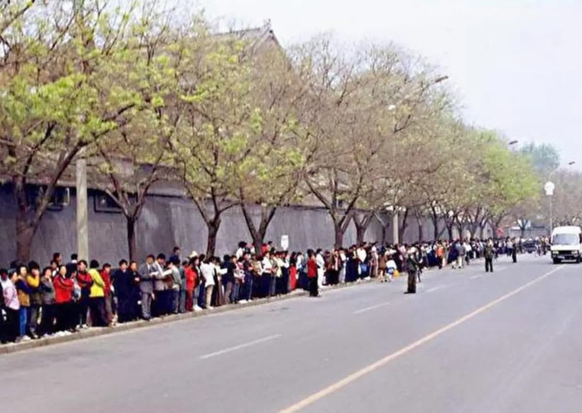 Más de 10.000 practicantes de Falun Gong se reunieron en la calle Fuyou de Beijing el 25 de abril de 1999. (Cortesía de Minghui.org)