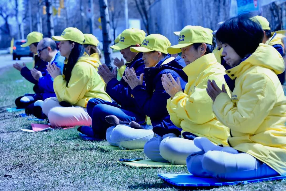 Los practicantes de Falun Gong se reúnen frente a la Embajada de China en Ottawa el 22 de abril de 2026 para conmemorar el 27o aniversario de sus compañeros seguidores’ 25 de abril de 1999, llamamiento pacífico en Beijing pidiendo libertad de creencias. ( Jonathan Ren/The Epoch Times)