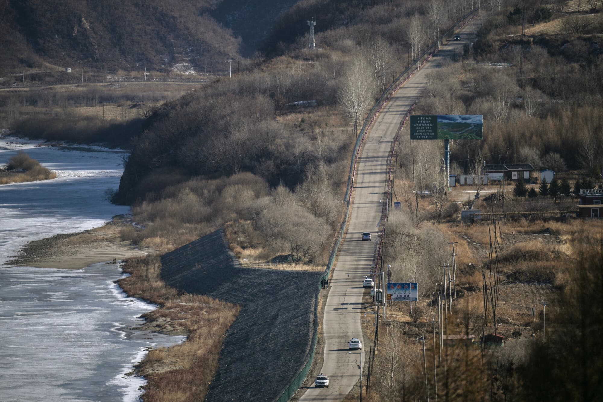 Esta fotografía, tomada el 26 de febrero de 2024, muestra la frontera a lo largo del río Tumen, vista desde la ciudad de Tumen, en la provincia de Jilin, al noreste de China. (Foto de PEDRO PARDO/AFP vía Getty Images)
