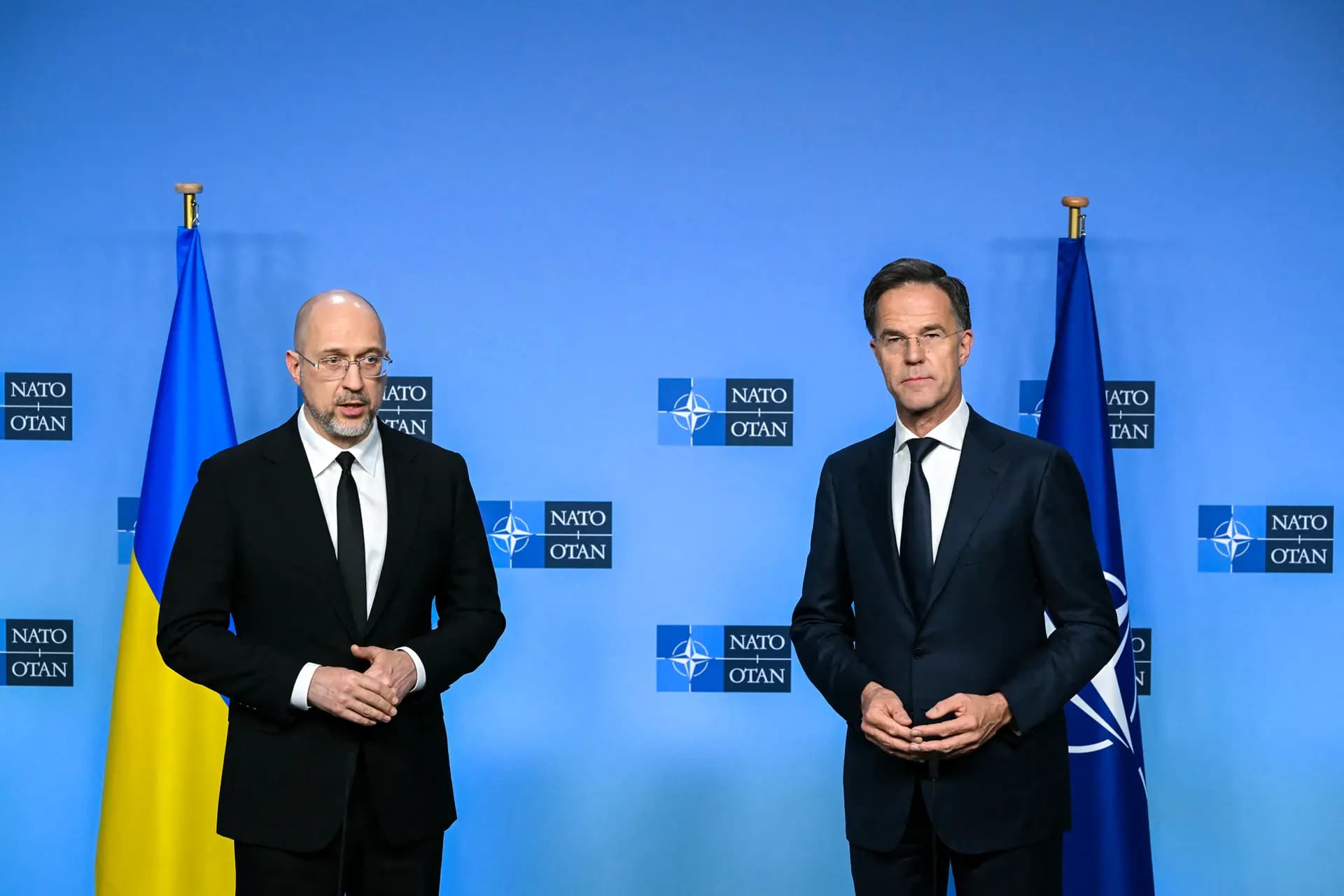 El primer ministro de Ucrania, Denys Shmyhal (izquierda), y el secretario general de la OTAN, Mark Rutte, se dirigen a los asistentes durante una rueda de prensa celebrada en la sede de la OTAN en Bruselas el 15 de octubre de 2025. La presión ejercida por Estados Unidos para que se aumentara la autosuficiencia en materia de defensa continental ya era una cuestión urgente en la mayoría de las capitales europeas tras la invasión de Ucrania por parte de Rusia en febrero de 2022. (Nicolas Tucat/AFP vía Getty Images).