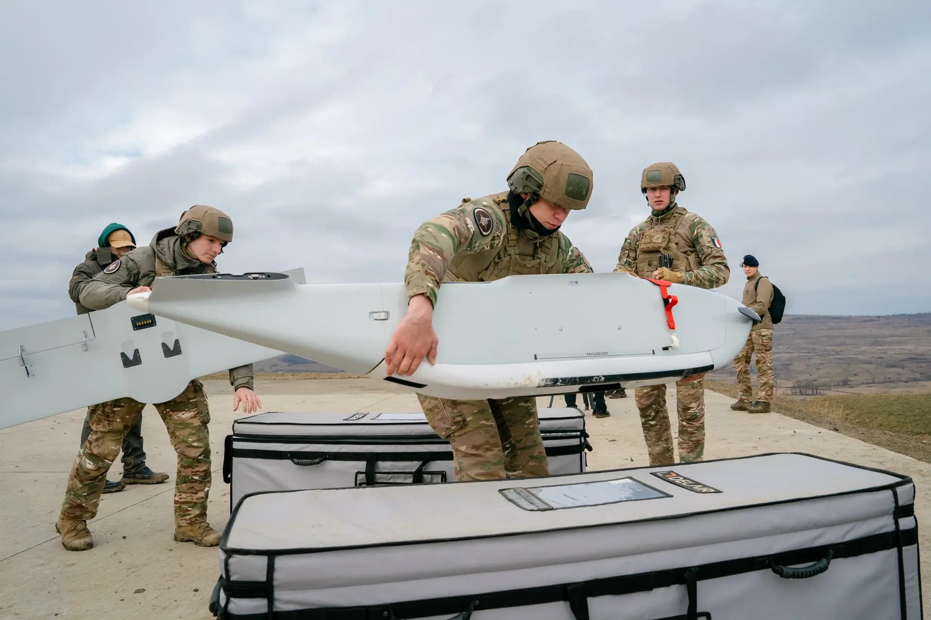 Soldados franceses desmontan un dron durante el ejercicio Dynamic Front 26 en Cincu, Rumanía, el 9 de febrero de 2026. En respuesta a la exigencia de Trump de que los aliados de la OTAN destinaran el 5 % del PIB a defensa, los miembros acordaron durante la cumbre de 2025 destinar el 3.5 % a sus ejércitos y el 1.5 % a mejoras de infraestructura. (Andrei Pungovschi/Getty Images).