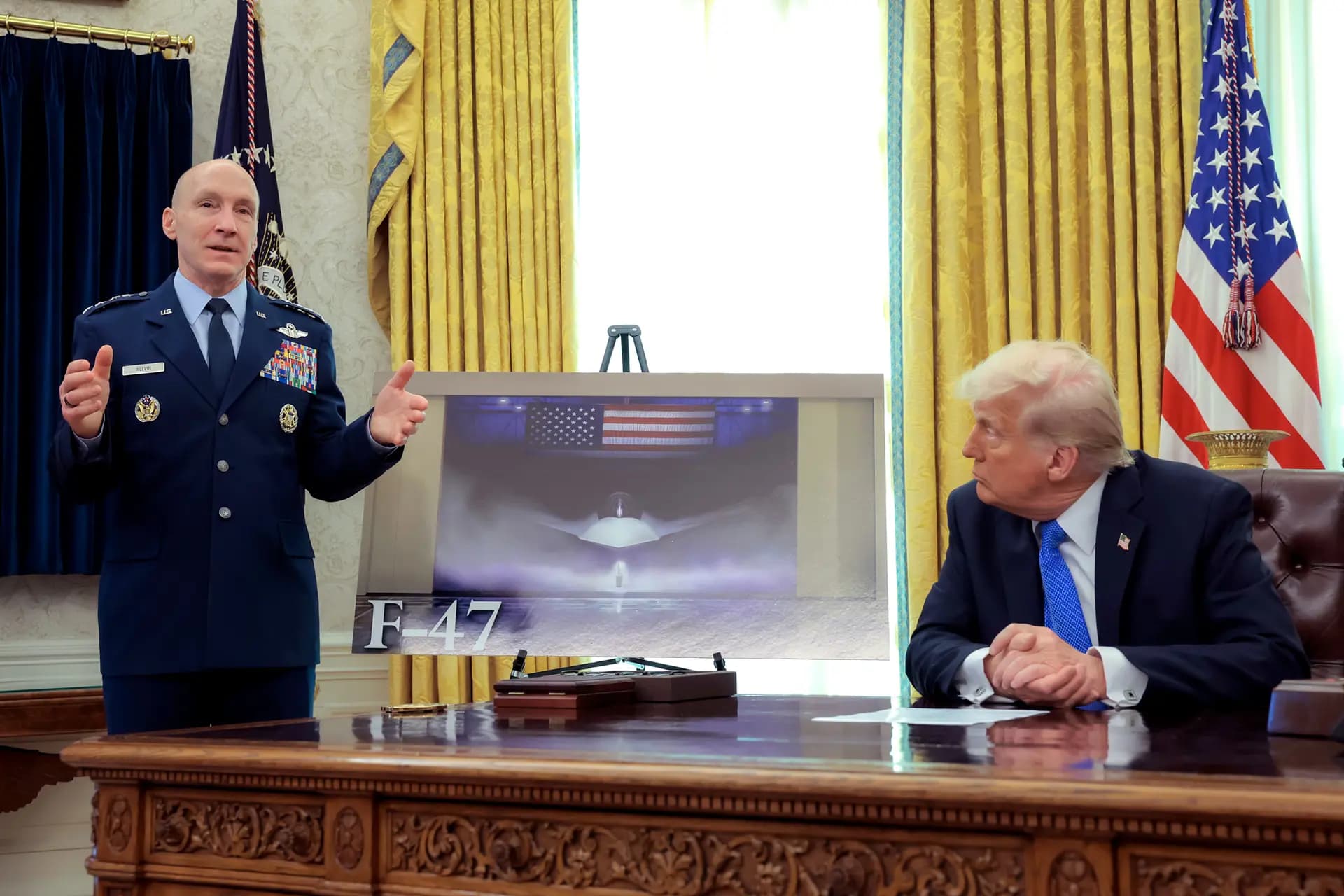 El jefe del Estado Mayor de la Fuerza Aérea de EE. UU., el general David Allvin, habla junto al presidente Donald Trump en el Despacho Oval el 21 de marzo de 2025. Trump anunció el F-47, un caza de sexta generación destinado a sustituir al F-22 Raptor, para el programa "Next Generation Air Dominance". (Anna Moneymaker/Getty Images).