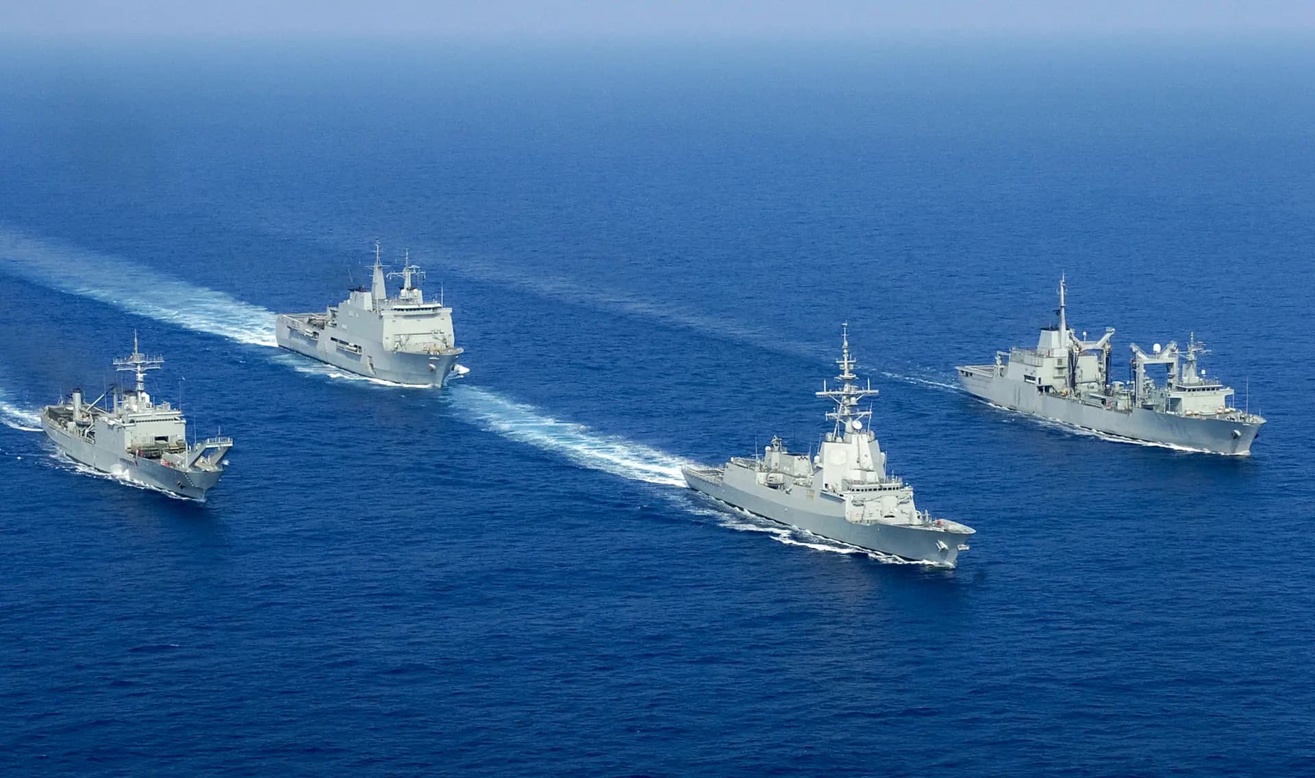 Buques de la Armada española que transportan a unos 570 soldados se dirigen a incorporarse a la fuerza de mantenimiento de la paz de las Naciones Unidas en el sur del Líbano el 12 de septiembre de 2006. (Pepe Díaz/AFP vía Getty Images).