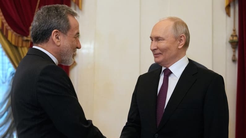 Jefe de la diplomacia iraní viaja a Rusia para buscar el respaldo de Putin
