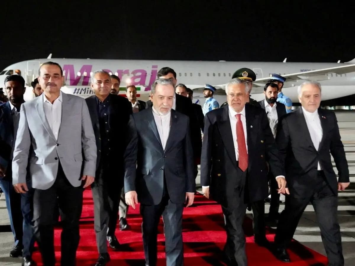 El ministro de Asuntos Exteriores pakistaní, Ishaq Dar, y el jefe del Ejército, Asim Munir, dan la bienvenida al ministro de Asuntos Exteriores iraní, Abbas Araghchi, en Rawalpindi, Pakistán, el 25 de abril de 2026. (Imagen facilitada por Telegram/Reuters)