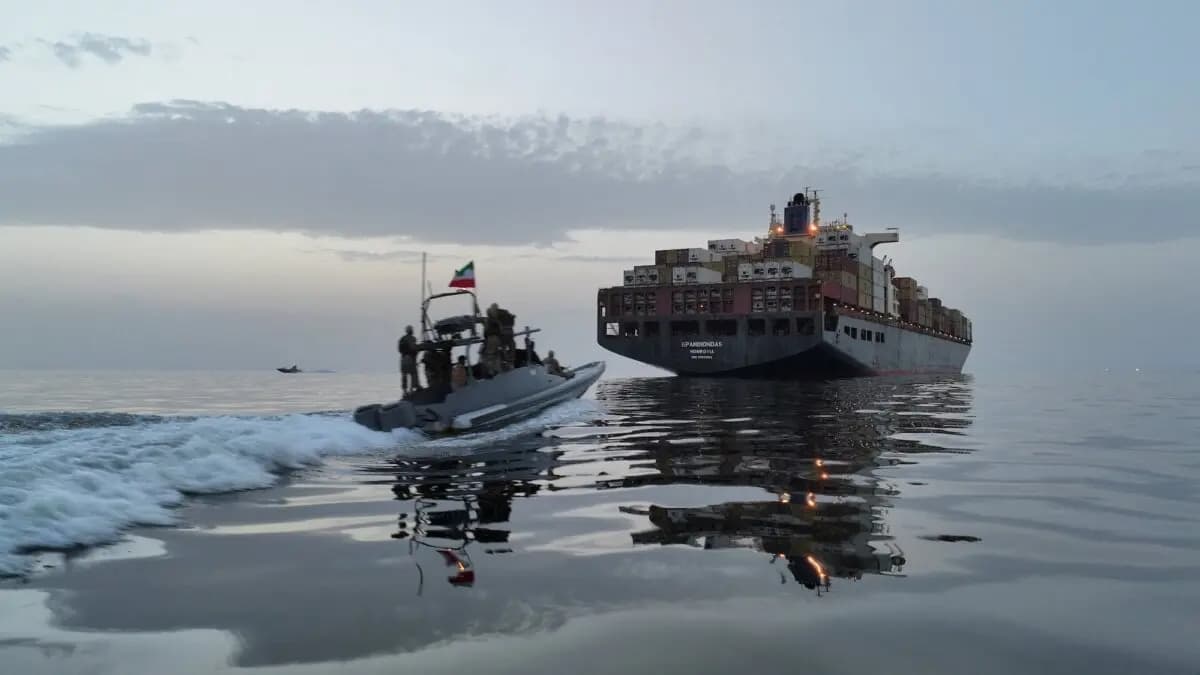 El buque Epaminondas durante su incautación por parte del Cuerpo de la Guardia Revolucionaria Islámica (IRGC) en el estrecho de Ormuz, Irán, en esta imagen obtenida por Reuters el 24 de abril de 2026. (Meysam Mirzadeh/Reuters)