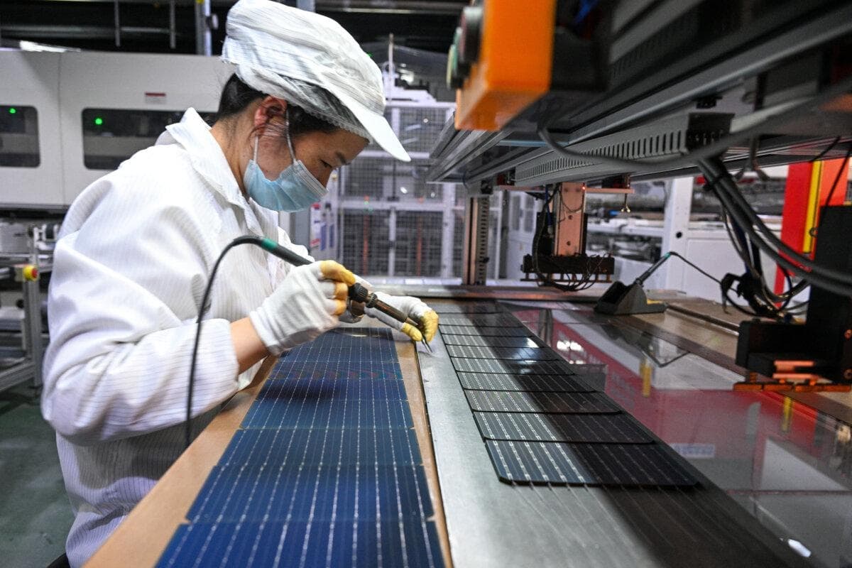 Un trabajador fabricando módulos fotovoltaicos (PV) para paneles solares en una fábrica de Suqian, provincia de Jiangsu, China, el 23 de enero de 2025. (STR/AFP vía Getty Images)