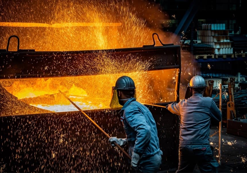 Los trabajadores se preparan para verter hierro fundido dúctil en un molde en la fundición Siempelkamp Giesserei de Krefeld, Alemania, el 21 de abril de 2022. (Sascha Schuermann/Getty Images)