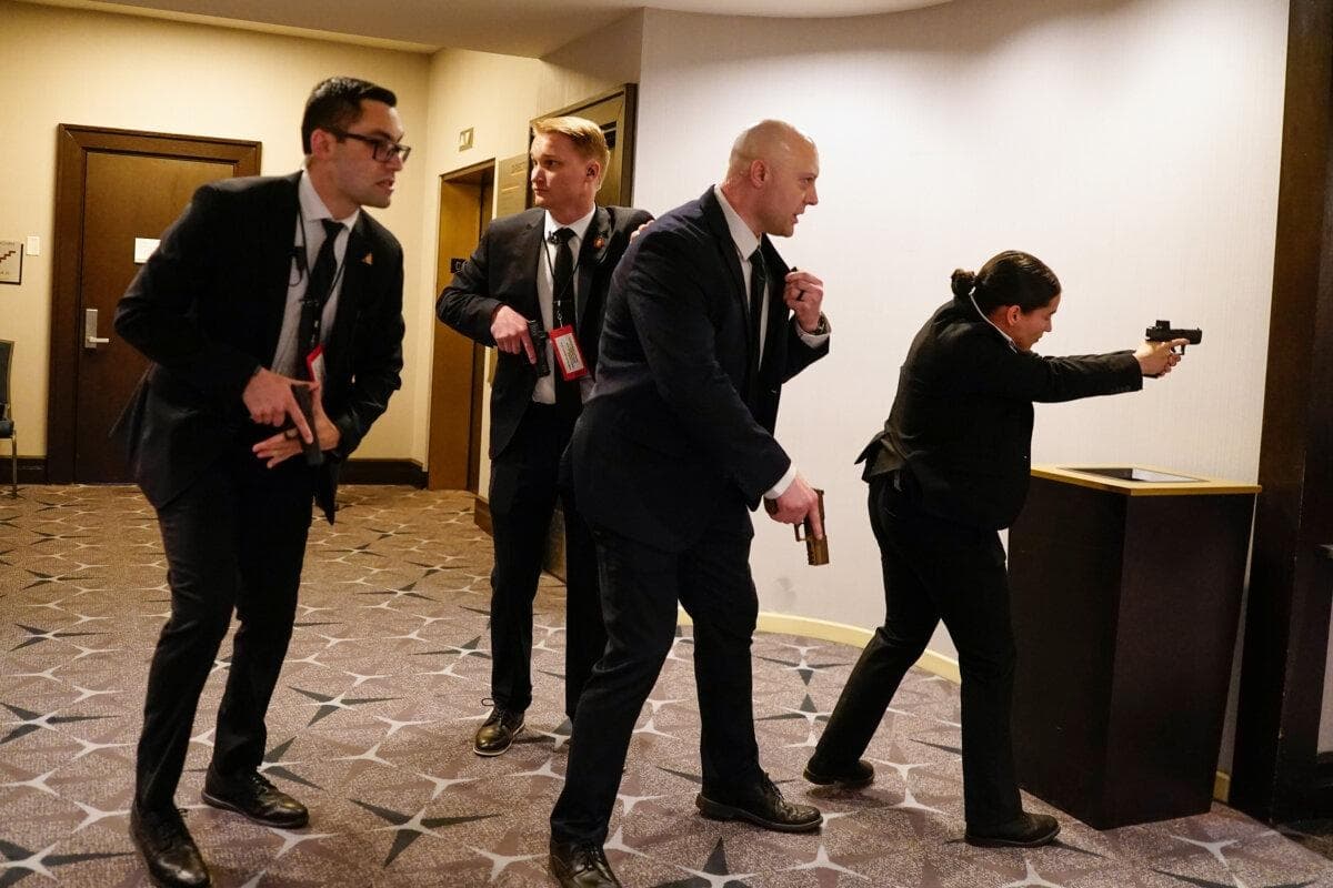 Agentes federales reaccionan tras los disparos en el hotel donde se celebró la cena anual de la Asociación de Corresponsales de la Casa Blanca en Washington el 25 de abril de 2026. (Nathan Howard/Getty Images)