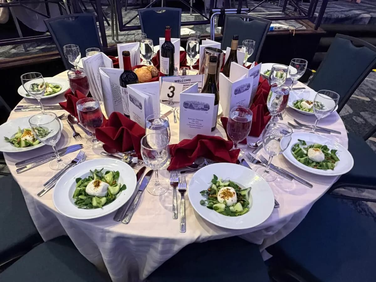 Los asistentes estaban comiendo sus ensaladas y esperando el plato principal en la Cena de Corresponsales de la Casa Blanca, celebrada en el salón de baile "International Ballroom" del hotel Washington Hilton el 25 de abril de 2026, cuando el evento se vio interrumpido por un atentado. (Travis Gillmore/The Epoch Times).