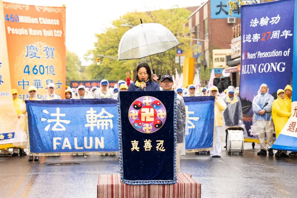 He Ai-shan, practicante de Falun Gong, interviene en una concentración para conmemorar el 27.º aniversario de la manifestación del 25 de abril, celebrada en el barrio de Flushing de la ciudad de Nueva York el 25 de abril de 2026. (Larry Dye/The Epoch Times).