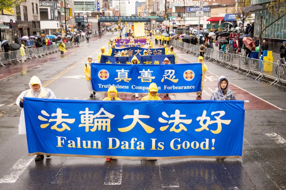 Los practicantes de Falun Gong sostienen pancartas durante un desfile en conmemoración del 27.º aniversario de la manifestación del 25 de abril, en el barrio de Flushing de la ciudad de Nueva York, el 25 de abril de 2026. (Larry Dye/The Epoch Times).
