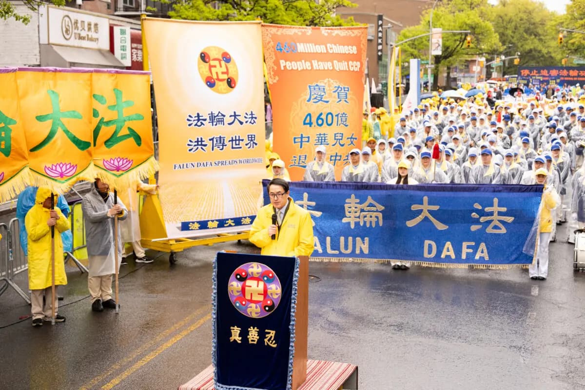 Zhang Erping, portavoz del Centro de Información de Falun Dafa, interviene en una concentración conmemorativa del 27.º aniversario de la manifestación del 25 de abril, celebrada en el barrio de Flushing de la ciudad de Nueva York el 25 de abril de 2026. (Larry Dye/The Epoch Times).