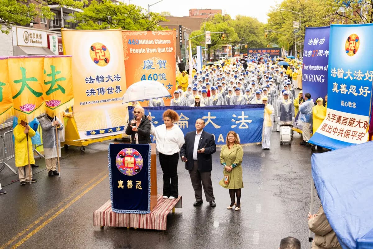 Martha Flores-Vázquez, líder demócrata del Distrito 40 de la Asamblea del Estado de Nueva York, interviene en una concentración conmemorativa del 27.º aniversario del llamamiento del 25 de abril, celebrada en el barrio de Flushing de la ciudad de Nueva York el 25 de abril de 2026. (Larry Dye/The Epoch Times).