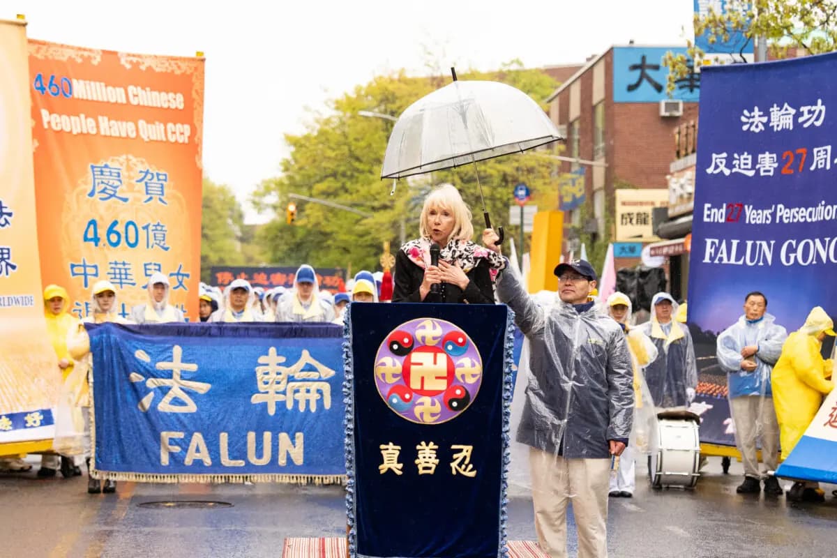 Pat Patterson, actriz y productora, interviene en una concentración para conmemorar el 27.º aniversario de la manifestación del 25 de abril, celebrada en el barrio de Flushing de la ciudad de Nueva York el 25 de abril de 2026. (Larry Dye/The Epoch Times).