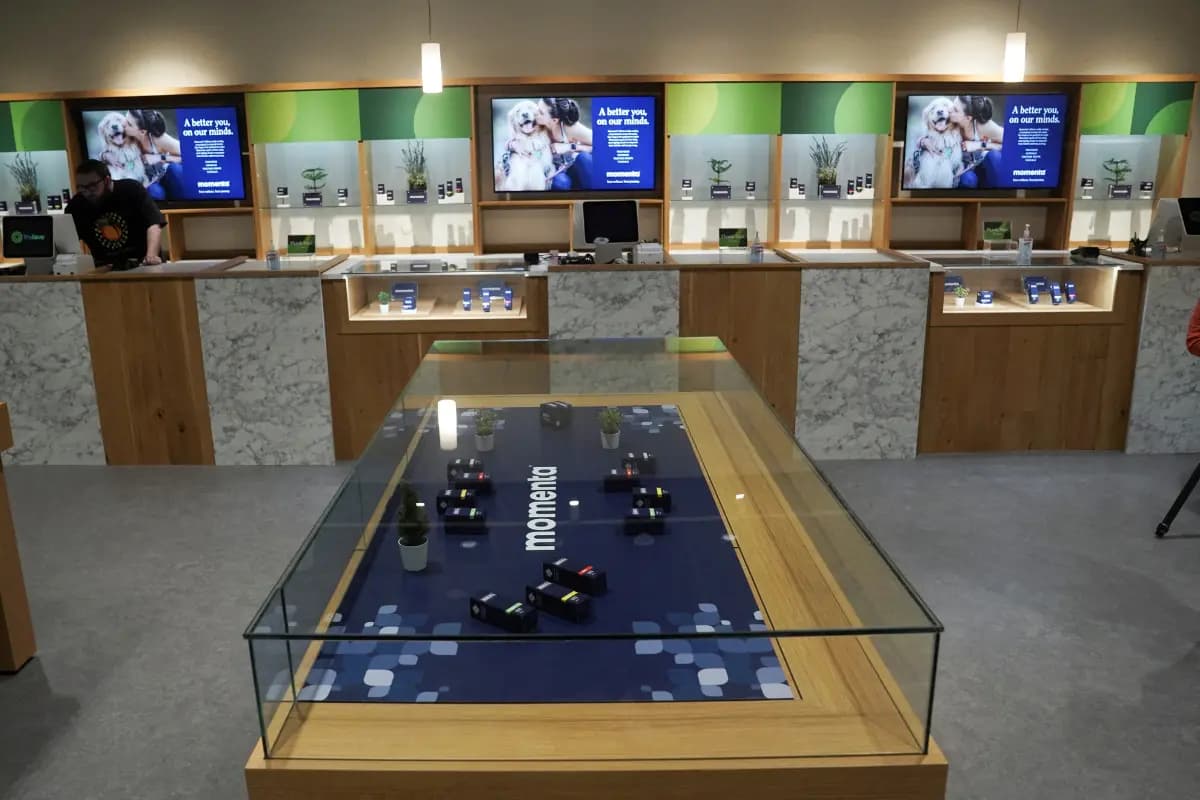 Los empleados se preparan para la inauguración de los dispensarios de marihuana medicinal en Marietta, Georgia, el 28 de abril de 2023. (Megan Varner/Reuters).