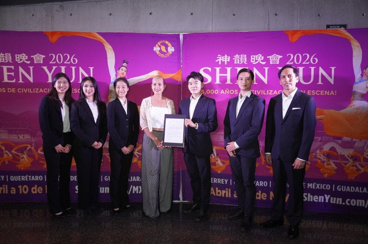 La regidora Miriam Maricela Barrientos Cavazos entrega a Shen Yun una proclamación en el Escenario GNP Seguros de Monterrey, México, el 24 de abril de 2026.(NTD)