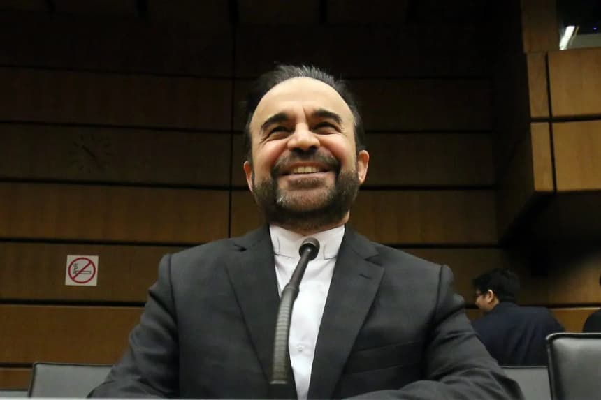 El embajador de Irán ante el Organismo Internacional de Energía Atómica (OIEA), Reza Najafi, espera el inicio de la reunión de la Junta de Gobernadores del OIEA en el Centro Internacional de Viena, Austria, el 26 de noviembre de 2015. (Ronald Zak/AP Photo)