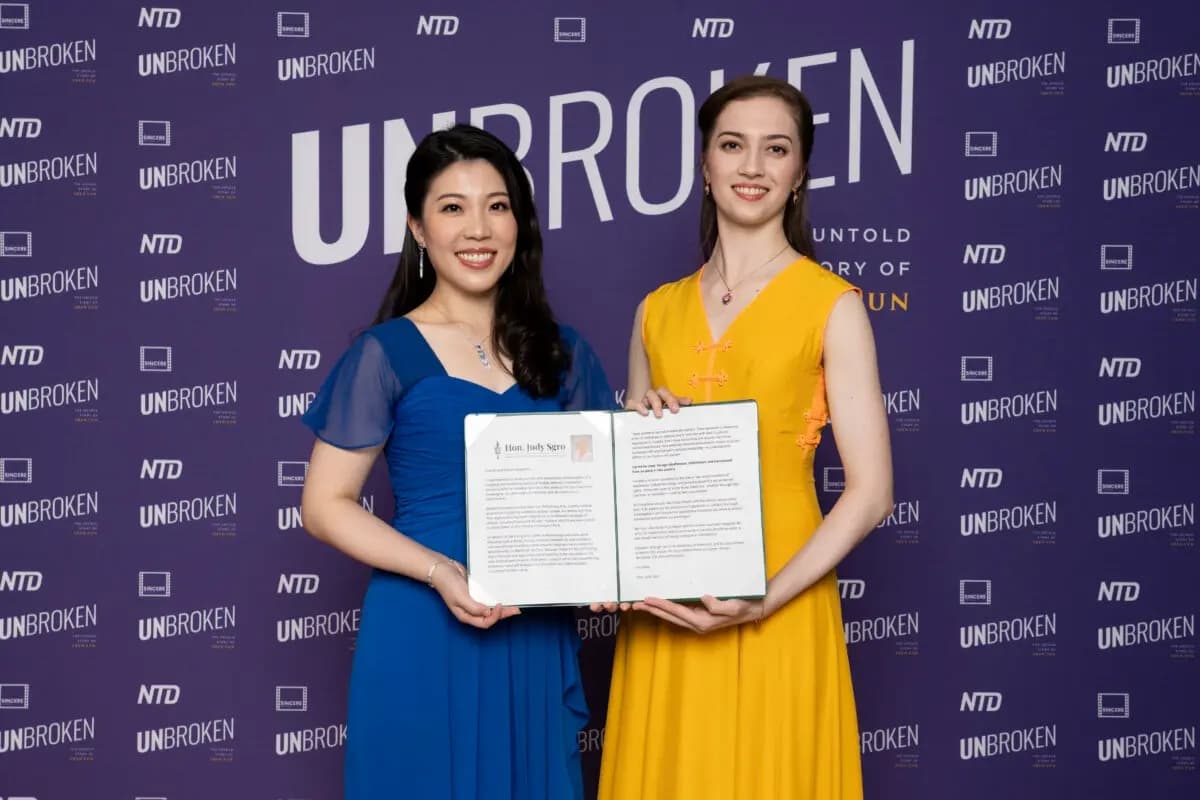 La violista de Shen Yun Rachel Chen (izquierda) y la bailarina de Shen Yun Lillian Parker (derecha) en el estreno canadiense del documental "Unbroken: The Untold Story of Shen Yun" en el Hotel X de Toronto el 22 de abril de 2026. (Evan Ning/The Epoch Times)