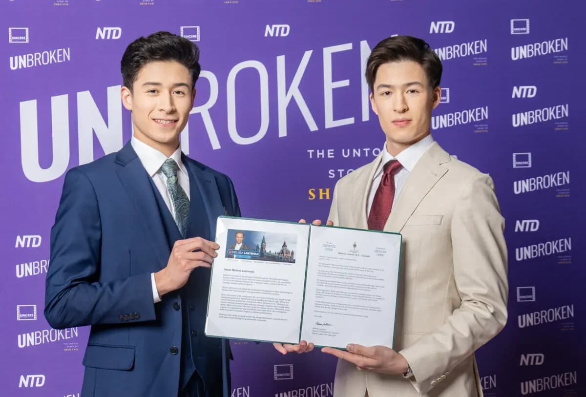 Los bailarines de Shen Yun Lucas Browde (izquierda) y Jesse Browde en el estreno canadiense del documental "Unbroken: The Untold Story of Shen Yun" en el Hotel X de Toronto el 22 de abril de 2026. (Cortesía de Alex Gurevich)