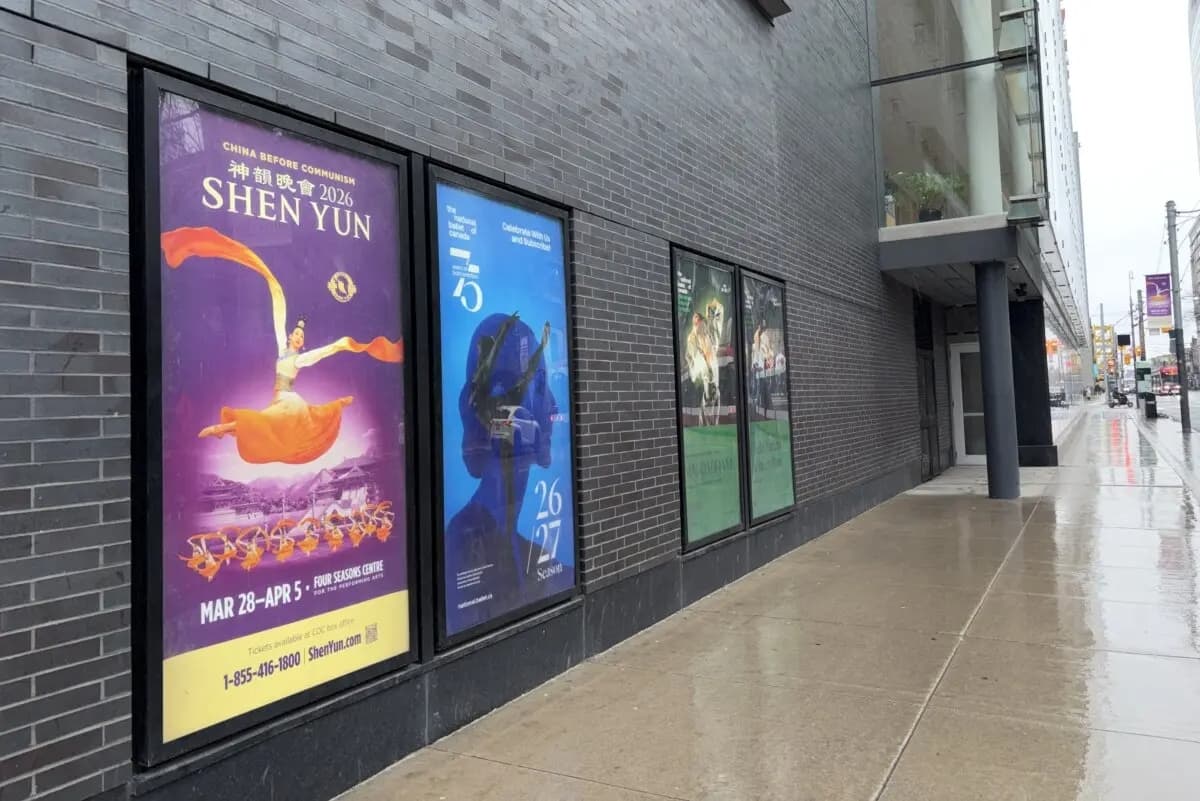 Un cartel de Shen Yun Performing Arts frente al Four Seasons Centre de Toronto el 2 de abril de 2026. (Teng Dongyu/The Epoch Times)