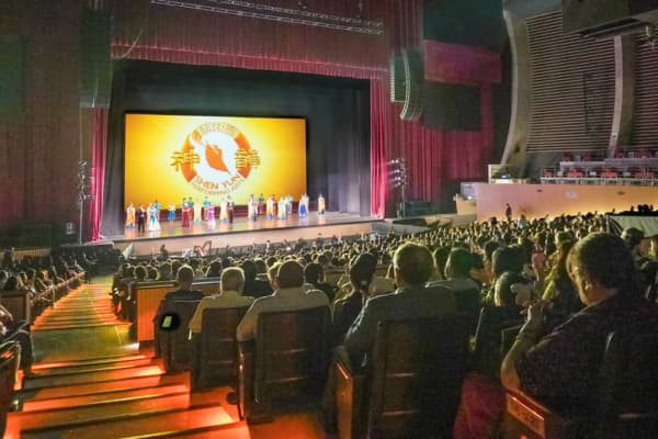 La tarde del 26 de abril de 2026, la Compañía de Gira Shen Yun ofreció su cuarta función en el Teatro Escarnario GNP Seguros de Monterrey, México. El ambiente fue extraordinariamente entusiasta, con la presencia de personalidades de todos los ámbitos de la vida, y el público ovacionó a los artistas con un prolongado aplauso. (Lily Yu /The Epoch Times)