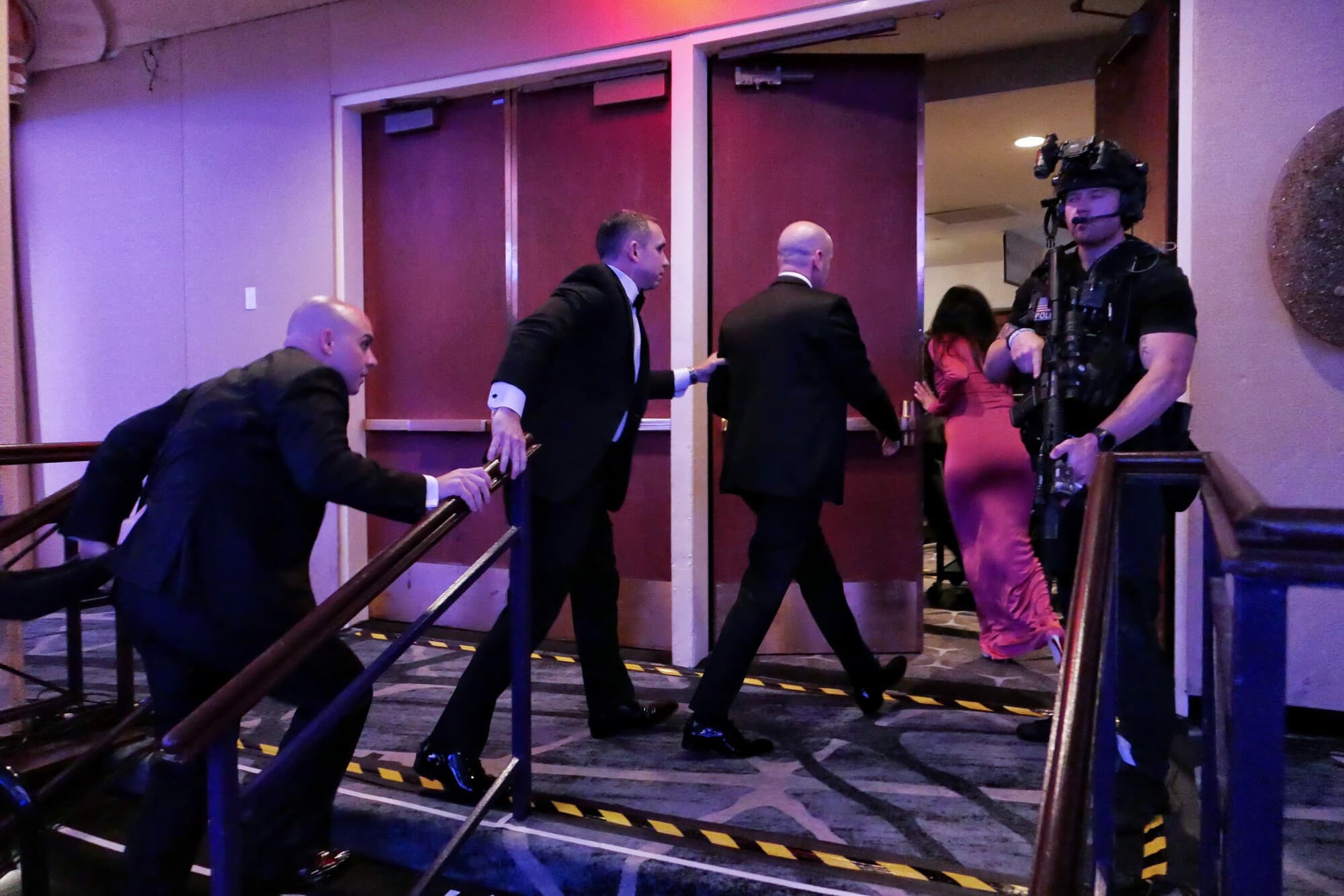 Se evacúa a los invitados tras un tiroteo ocurrido durante la Cena de Corresponsales de la Casa Blanca el 25 de abril de 2026. (Chip Somodevilla/Getty Images).