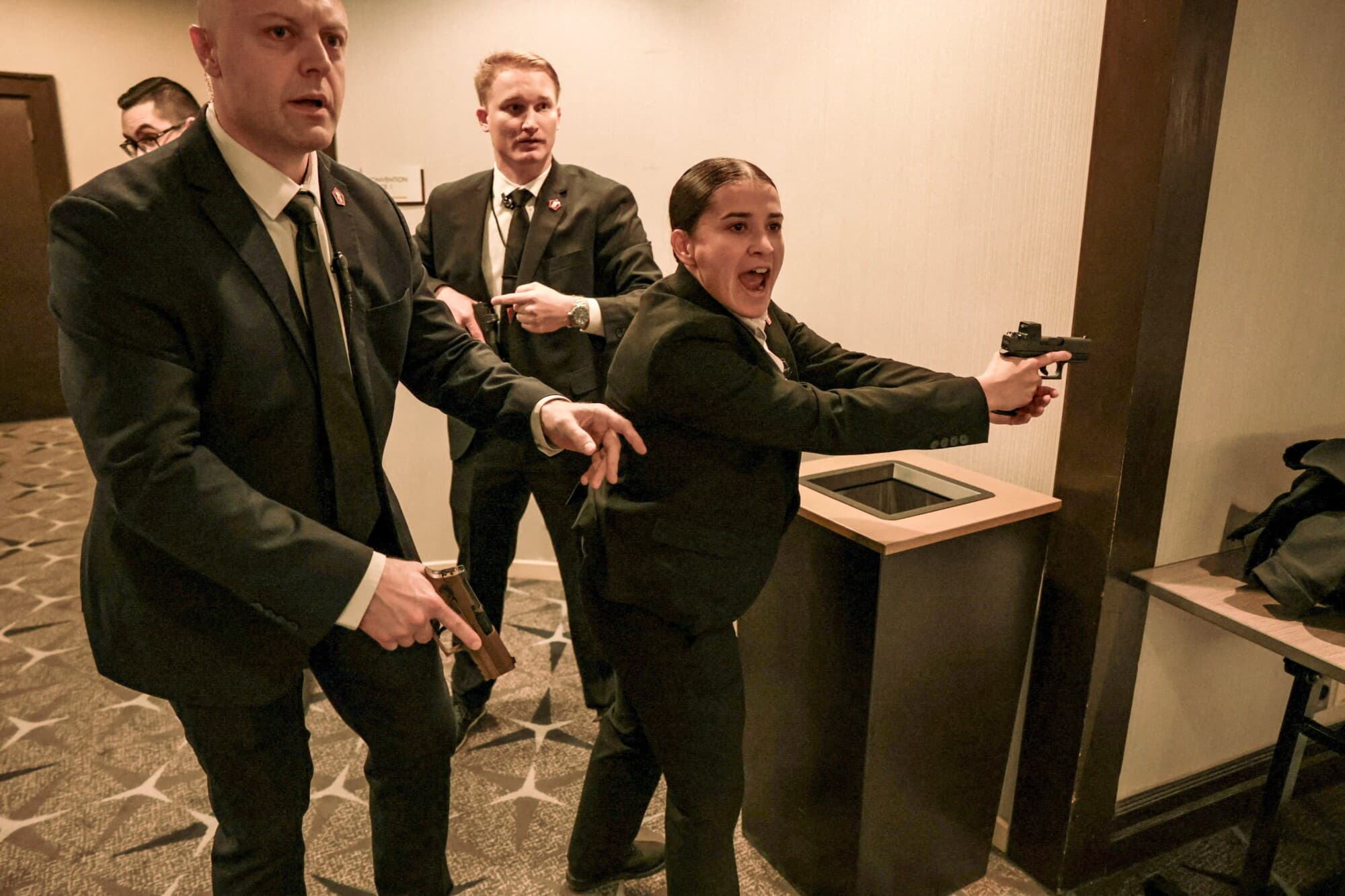 Agentes del Servicio Secreto intervienen tras un tiroteo después de que un hombre armado lograra burlar a los servicios de seguridad. (REUTERS/Jonathan Ernst).