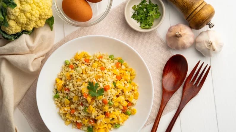 Plato de arroz "frito" de coliflor, saludable y antiinflamatorio, ideal para desintoxicarse