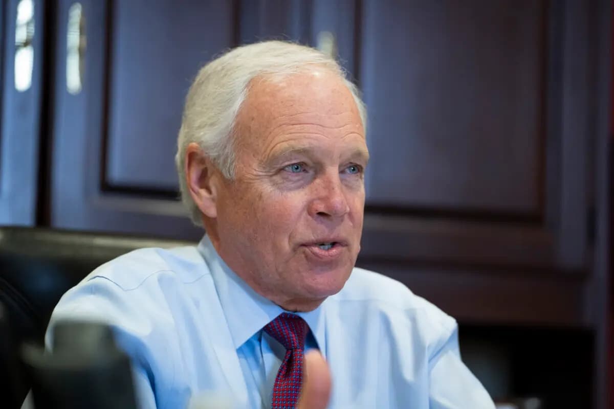 El senador Ron Johnson (R-Wis.) habla durante una entrevista con The Epoch Times en su despacho del edificio Hart del Senado, en Washington, el 21 de marzo de 2024. (Madalina Vasiliu/The Epoch Times)