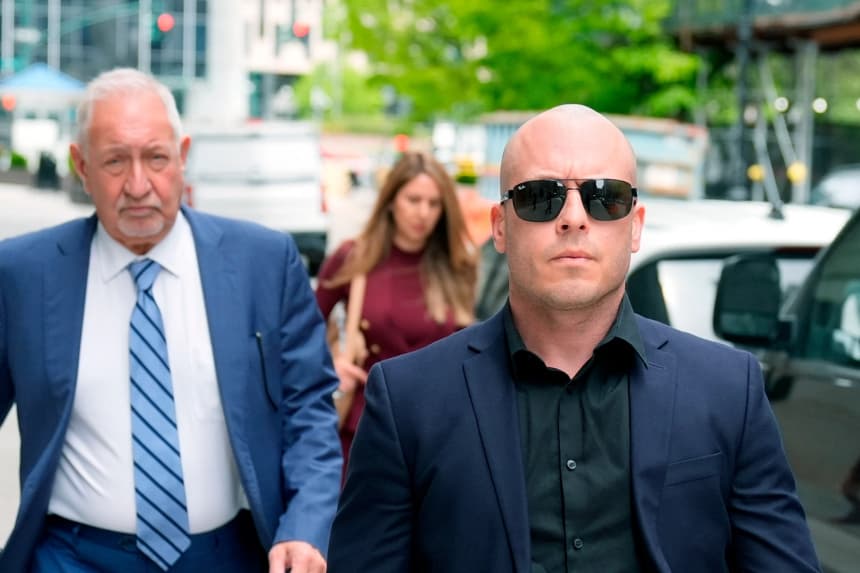 Gannon Ken Van Dyke (derecha) camina con sus abogados hacia un edificio de un tribunal federal en la ciudad de Nueva York, el 28 de abril de 2026. (Seth Wenig/AP)