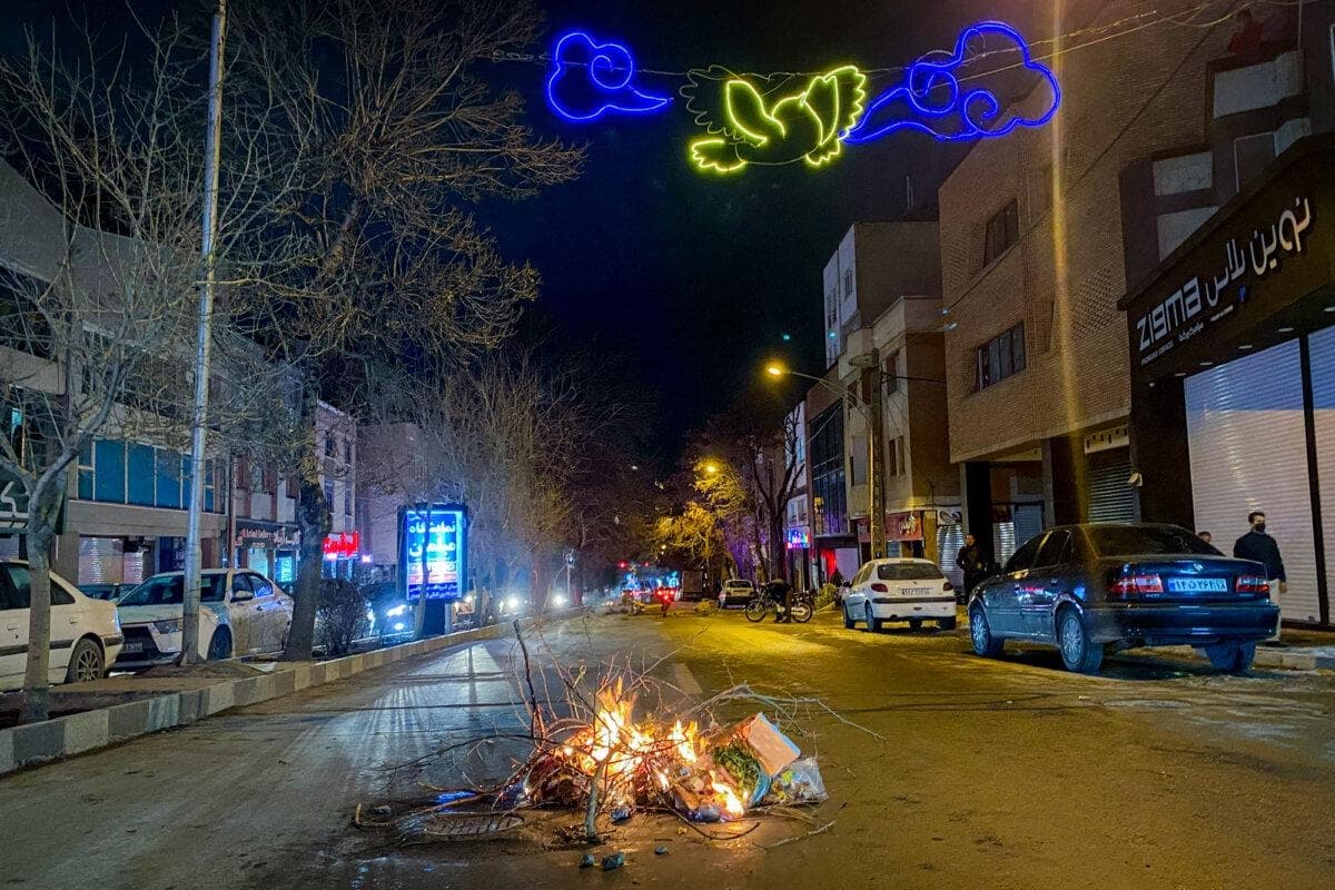 Escombros en llamas en medio de una calle durante las manifestaciones en Hamedan, Irán, el 1 de enero de 2026. (Mobina/Middle East Images/AFP vía Getty Images)