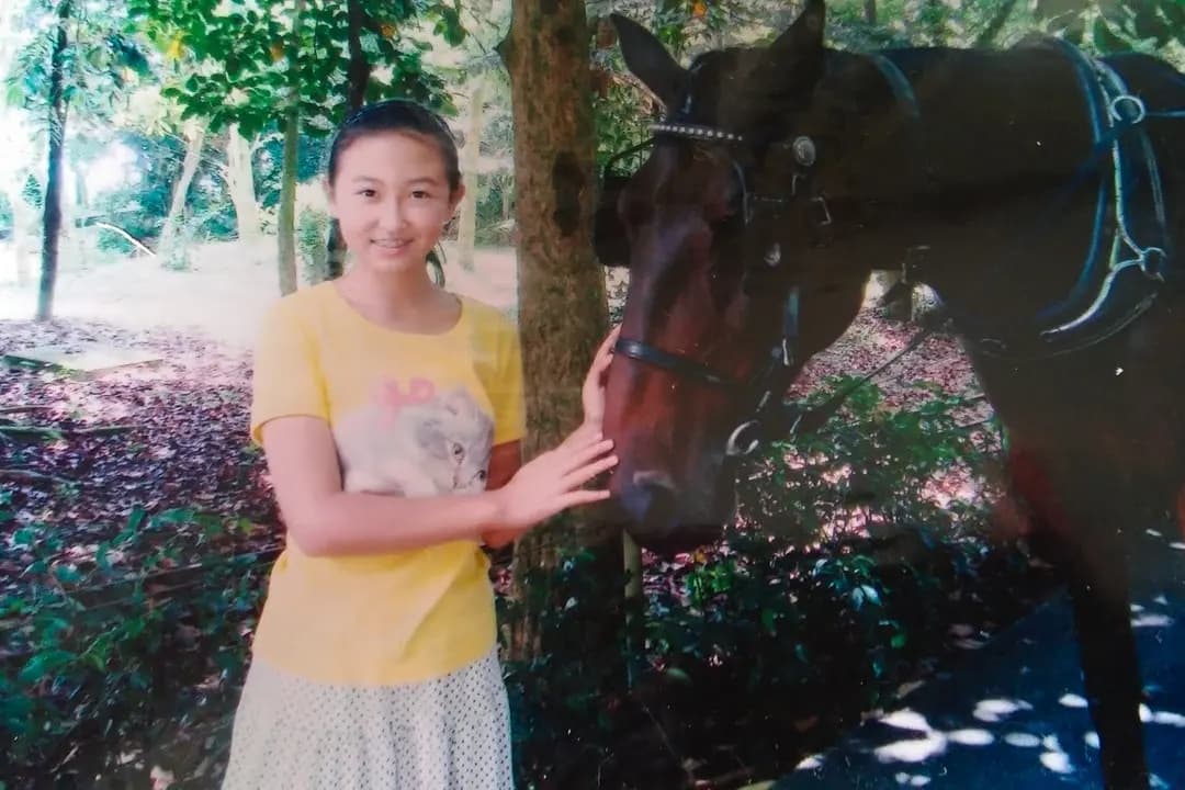 (Arriba) Nancy Zhang con unos 8 años en China. (Abajo) Nancy Zhang con unos 11 años en Singapur. (Cortesía de Nancy Zhang)