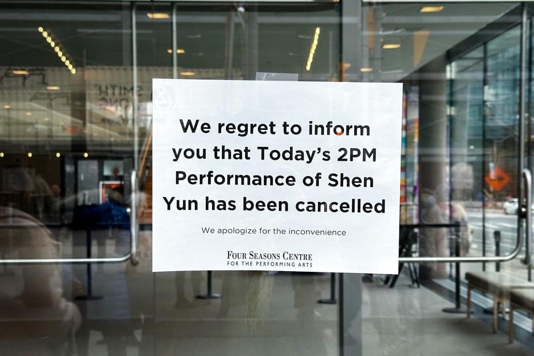Un cartel informa a los espectadores de que la función del domingo de Shen Yun ha sido cancelada en el Four Seasons Centre for the Performing Arts de Toronto el 29 de marzo de 2026. (The Epoch Times)
