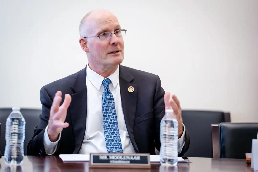 El representante John Moolenaar (R-Mich.), presidente del Comité Selecto de la Cámara de Representantes sobre el Partido Comunista Chino, habla durante una rueda de prensa en el Capitolio, en Washington, el 19 de marzo de 2026. (Madalina Kilroy/The Epoch Times)
