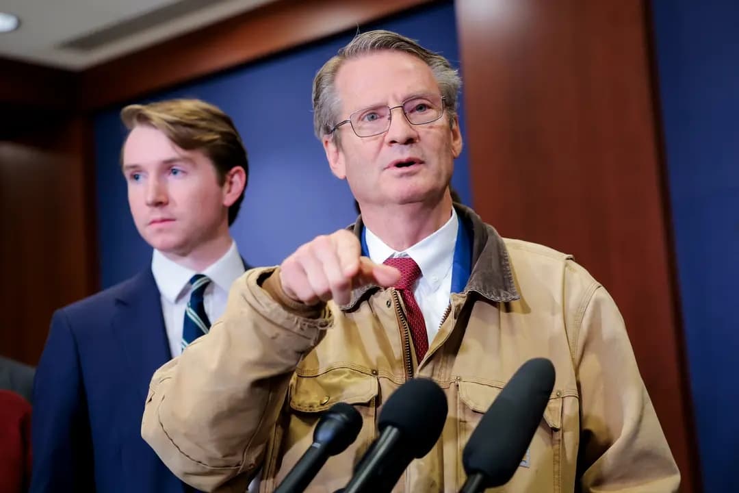 El representante Tim Burchett (R-Tenn.) habla con los medios de comunicación en el Capitolio de EE. UU. el 3 de marzo de 2026. Burchett, miembro del Comité de Asuntos Exteriores de la Cámara de Representantes de EE. UU., dijo que lo ocurrido en Toronto es una señal de alarma. (Heather Diehl/Getty Images)