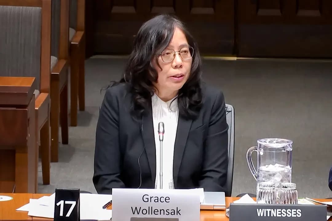Grace Wollensak, coordinadora nacional de la Asociación de Falun Dafa de Canadá, testifica ante la Subcomisión de Derechos Humanos Internacionales de la Cámara de los Comunes en Ottawa, Canadá, el 20 de abril de 2026. Wollensak advirtió que cancelar el espectáculo es caer en la “trampa” de Beijing. (Cámara de los Comunes/Captura de pantalla vía The Epoch Times)