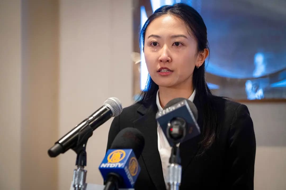 La presentadora de Shen Yun, Nancy Zhang, se emociona al relatar la persecución del PCCh contra su familia por practicar Falun Dafa en una rueda de prensa en Toronto el 2 de abril de 2026. (Evan Ning/The Epoch Times)