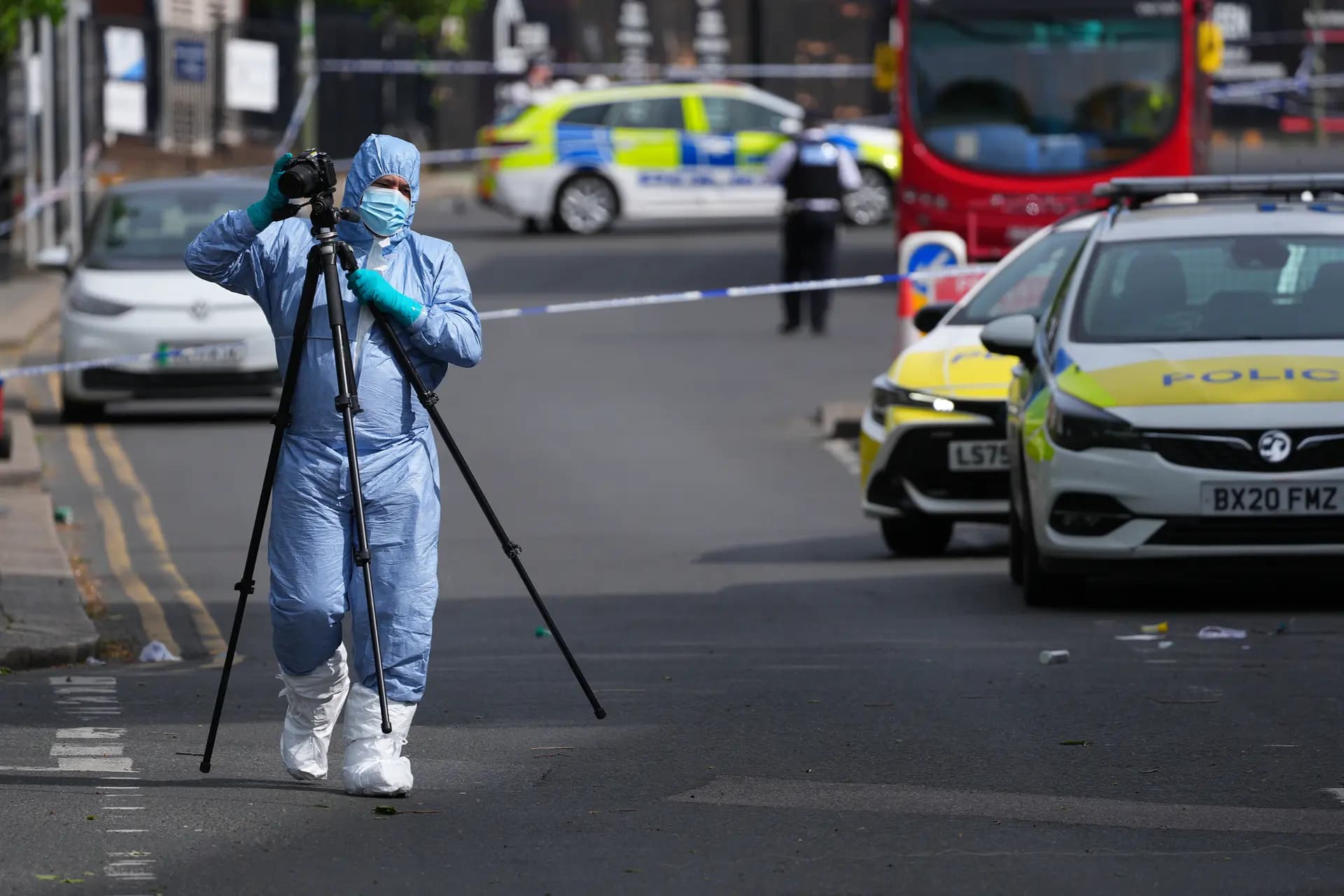 Un oficial de la policía científica fotografía el lugar donde dos personas fueron apuñaladas en el barrio londinense de Golders Green, el 29 de abril de 2026. (Carl Court/Getty Images).