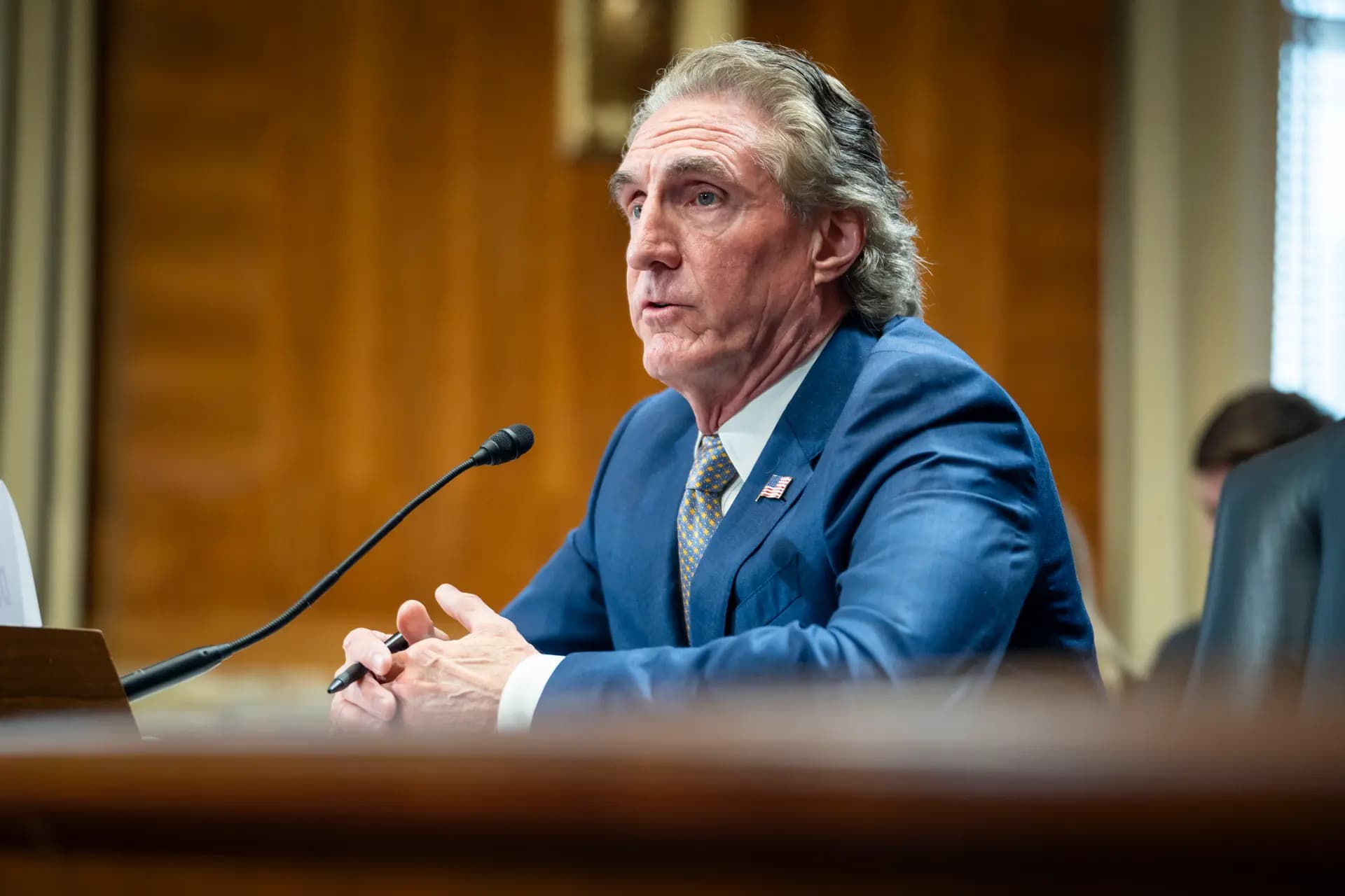El secretario del Interior, Doug Burgum, declara en el Capitolio, en Washington, el 29 de abril de 2026. (Madalina Kilroy/The Epoch Times).