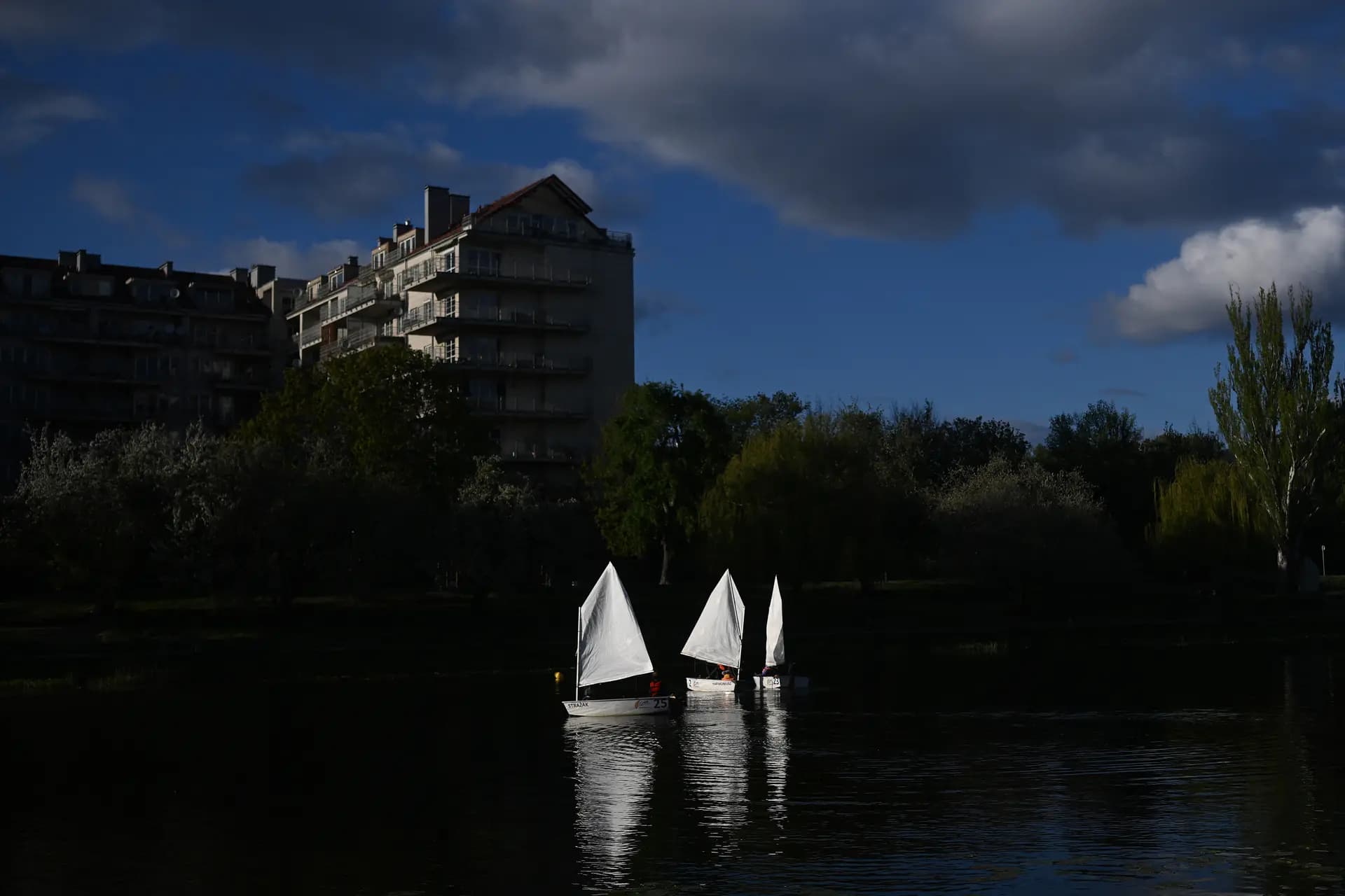 Unos niños practican vela en un lago de Varsovia, Polonia, el 29 de abril de 2026. (Sergei Gapon/AFP vía Getty Images).
