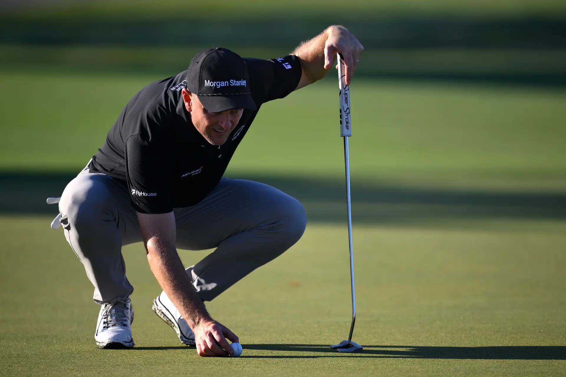Justin Rose, de Inglaterra, se prepara para dar un golpe en el segundo green antes del Cadillac Championship 2026, celebrado en el Trump National Doral Miami, en Doral, Florida, el 29 de abril de 2026. (Orlando Ramírez/Getty Images).