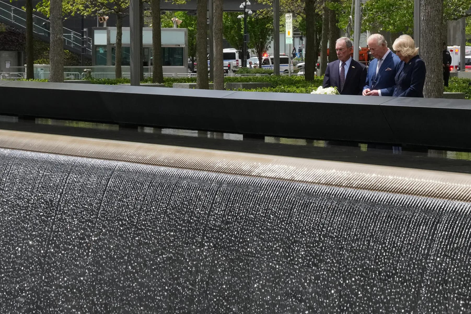 El rey Carlos III y la reina Camilla de Gran Bretaña depositan flores en el monumento conmemorativo del 11-S junto al exalcalde de Nueva York Michael Bloomberg en la ciudad de Nueva York, el 29 de abril de 2026. (Timothy A. Clary/AFP vía Getty Images).