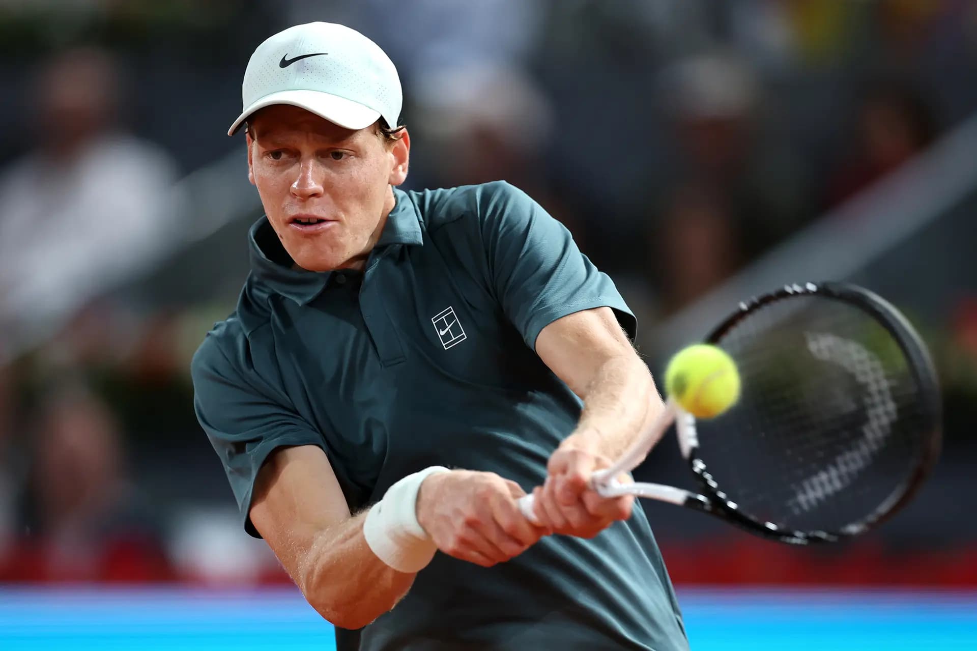 El italiano Jannik Sinner ejecuta un revés contra el español Rafael Jodar durante el partido de cuartos de final de individuales masculino, celebrado el décimo día del Mutua Madrid Open en La Caja Mágica de Madrid, España, el 29 de abril de 2026. (Clive Brunskill/Getty Images).
