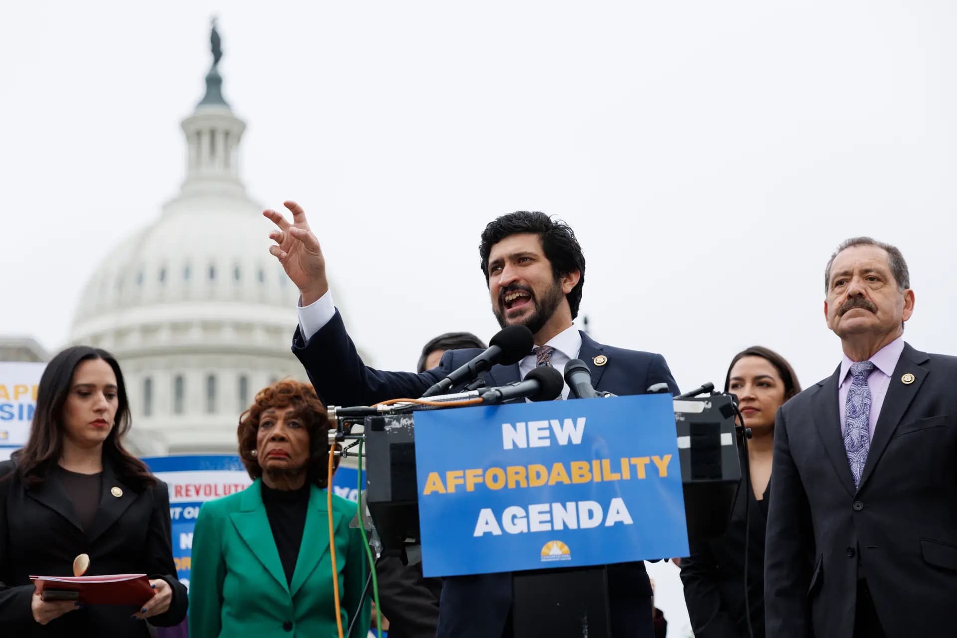 El diputado Greg Casar (D-Texas) aparece acompañado de otros compañeros demócratas mientras interviene en una rueda de prensa celebrada frente al Capitolio de Estados Unidos, en Washington, el 29 de abril de 2026. Los diputados demócratas del Grupo Progresista de la Cámara de Representantes se dirigieron a las cámaras para presentar una nueva estrategia de acceso a la vivienda para los estadounidenses. (Tom Brenner/Getty Images).