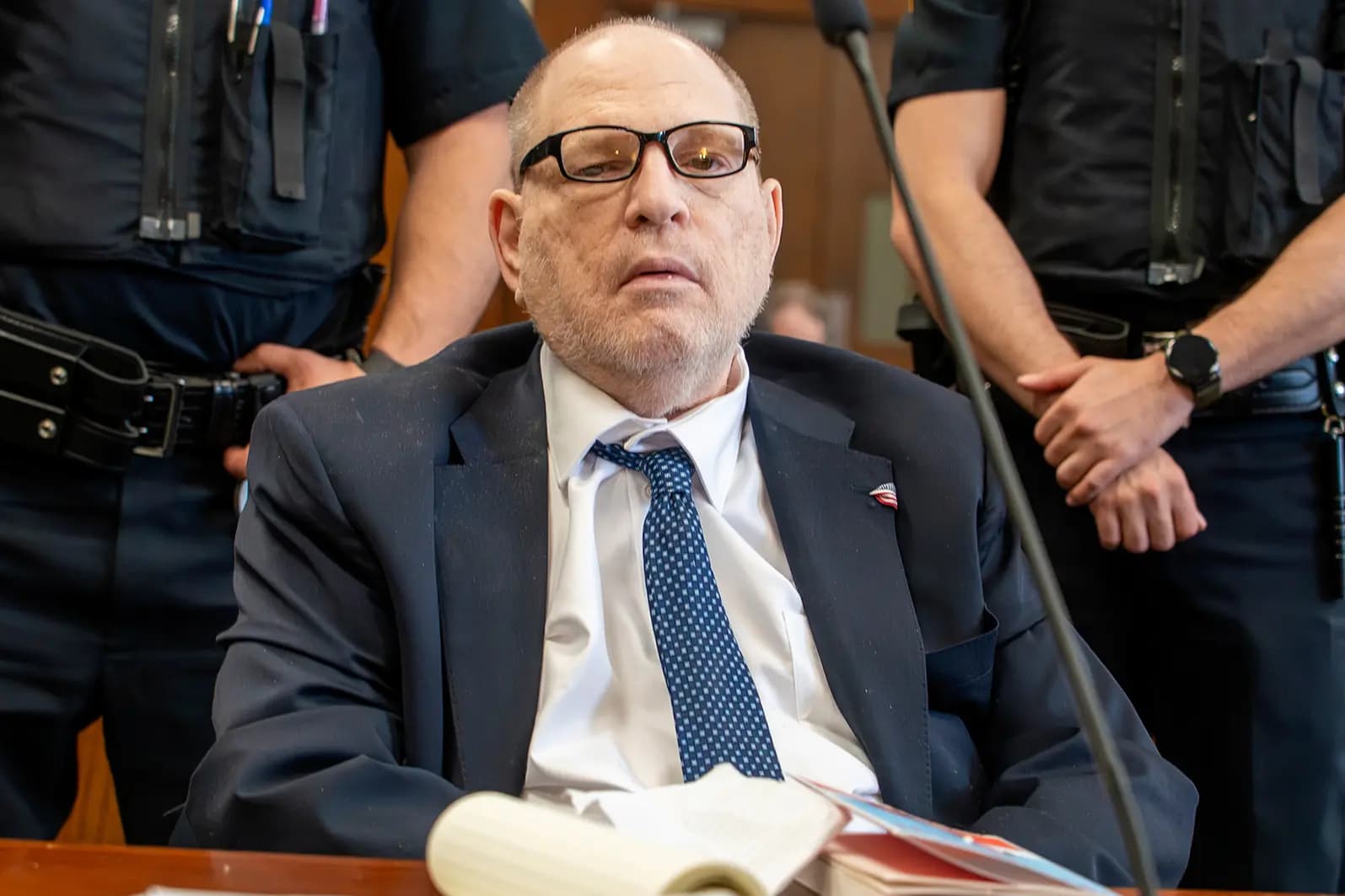 El exproductor cinematográfico de Hollywood Harvey Weinstein comparece ante la Corte Suprema de Manhattan durante su nuevo juicio en la ciudad de Nueva York el 29 de abril de 2026. El nuevo juicio, motivado por un cargo de violación en tercer grado sobre el que el jurado no había logrado llegar a un veredicto, comenzó el 14 de abril, aunque Weinstein permanecerá encarcelado por otros delitos independientemente del veredicto. (Steven Hirsch-Pool/Getty Images).