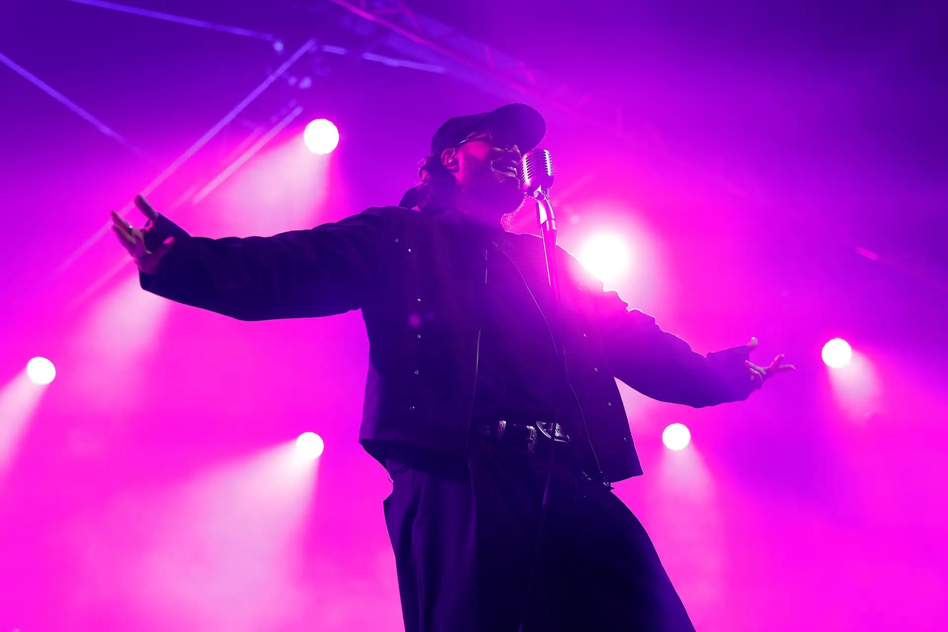 Boy Soda actúa en el escenario durante los Premios APRA de la Música 2026, celebrados en el Hordern Pavilion de Sídney el 29 de abril de 2026. (Brendon Thorne/Getty Images).
