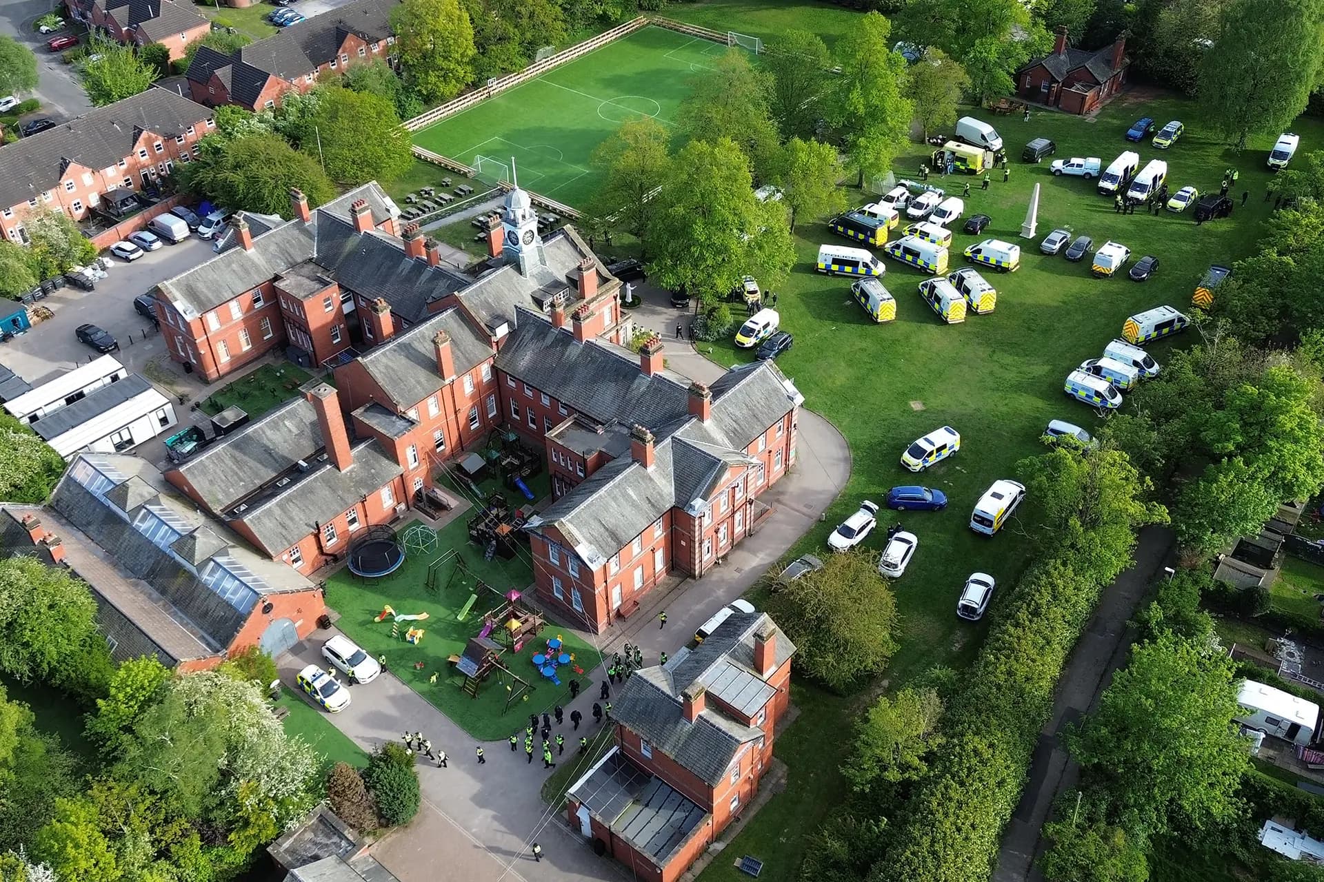 Vista aérea de los agentes de policía presentes en el recinto de la Webb House, sede de la religión ahmadí "Religión de la Paz y la Luz", en Crewe, Inglaterra, el 29 de abril de 2026. (Ryan Jenkinson/Getty Images).